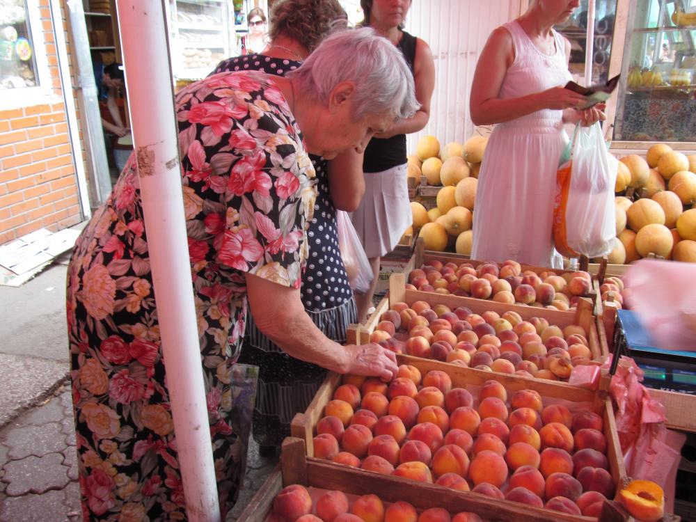 Була сьогодні на ринку, хотіла купити персиків. А там торгують молоді хлопець з дівчиною, обом не більше 20 років…