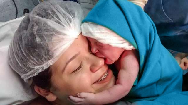 Дівчинка обняла маму через пару секунд після народження. ВIДЕО