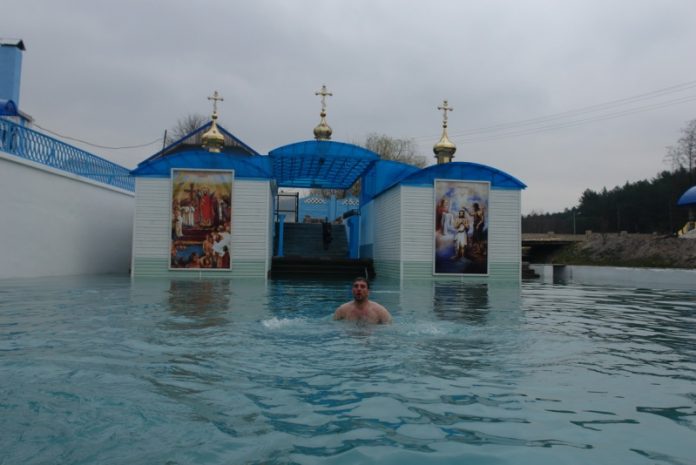 ДИВО України! Порятунок в джерелі – тут пробилися цілющі води, які зцілюють хворих. Вода влітку і взимку має температуру плюс 7 градусів