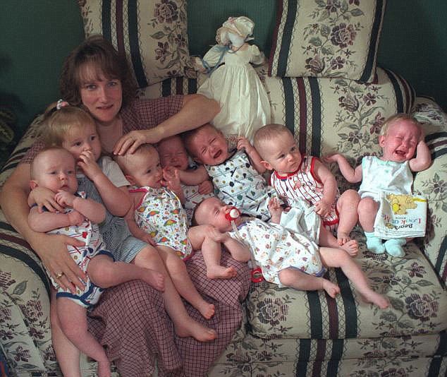 У 1997 році вона народила сімох дітей — і її відразу кинув чоловік. Ось як вона і її діти виглядають сьогодні