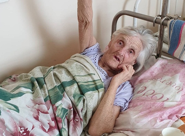 Випадок, який перевернув мій світ. Сиджу біля мами в лікарні. Поруч лежить бабуся, років під 90. Приходить до неї дід…