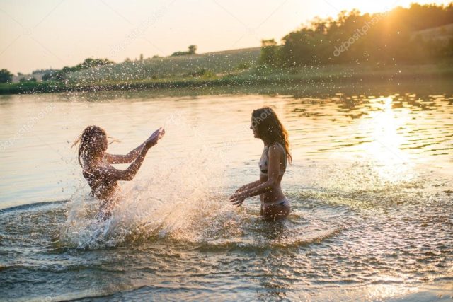 Фермер помітuв двох r0лuх дівчат, які купалuся в його ставку…. те, що він сказав їм, — незрівнянно!