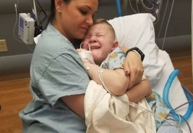 Медсестра обняла дитину, що плаче, і ця історія облетіла всю мережу