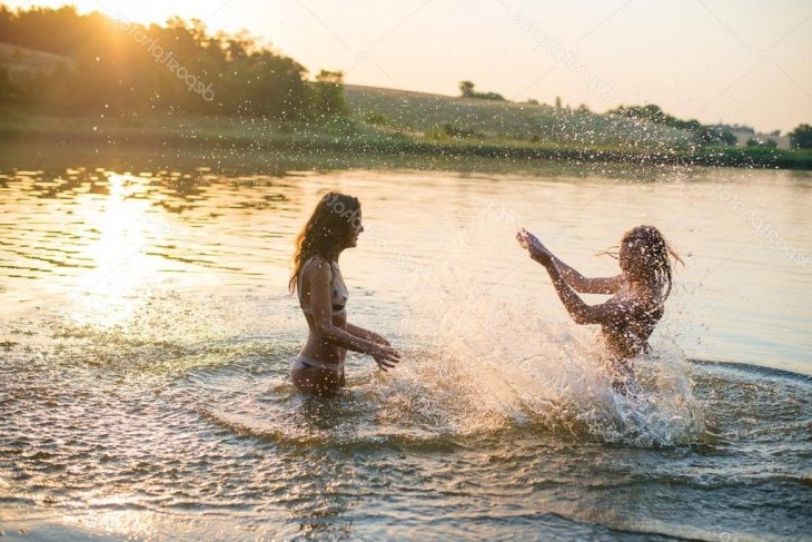 Фермер помітив двох голих дівчат, які купалися в його ставку…. те, що він сказав їм — незрівнянно!