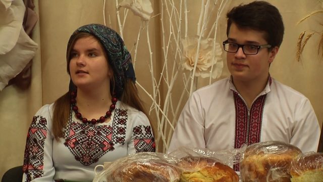 Дочка прuвезла на західну Україну, нареченого з Росії, знайомитися з батьками. Мати в хату зайшла, а той під столом сидить…
