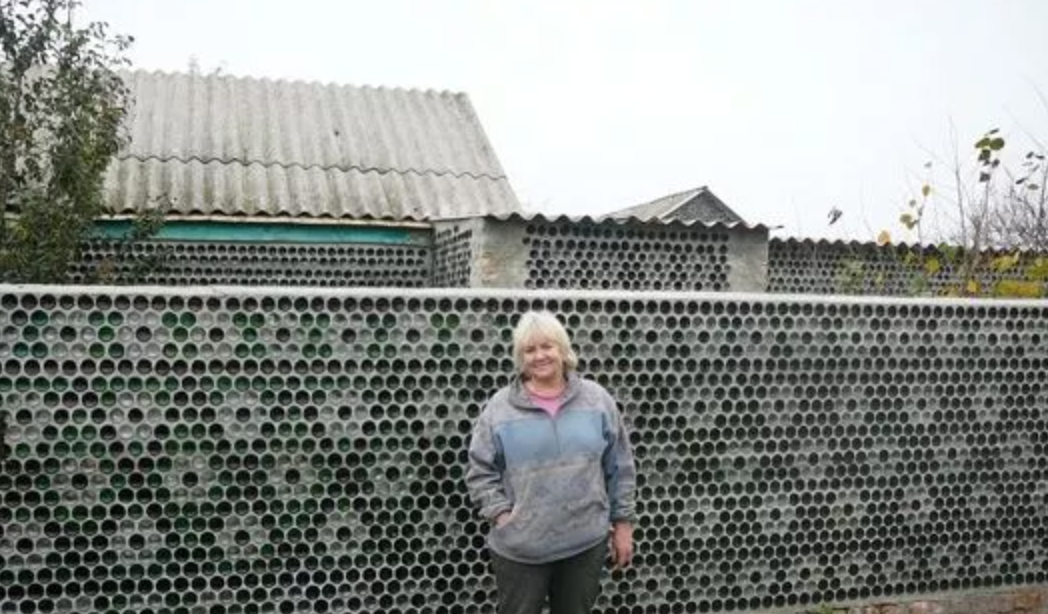Тепер всі у нашому селі хочуть такий самий собі паркан. Жінка придумала, як дешево, гарно і оригінально побудувати паркан і утеплити будинок