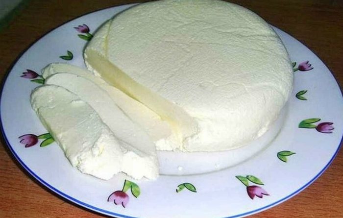 Як зробити бринзу в домашніх умовах! З пари літрів молока отримаємо 1 кг сиру!