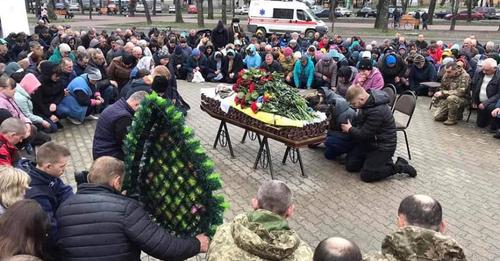 Багато квітів та море сліз: на колінах прощалися з 27-річним бійцем, який віддав своє життя захищаючи Україну. фото