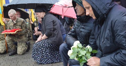 Навіть небо плаче: на колінах попрощалися з Героями, які віддали своє життя за Україну. фото