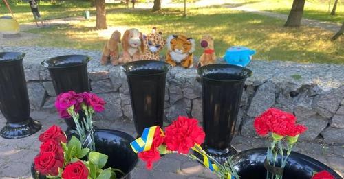 У Кременчуці оголошено триденну жалобу через у дар РФ по ТЦ: люди несуть квіти та дитячі іграшки. Фото
