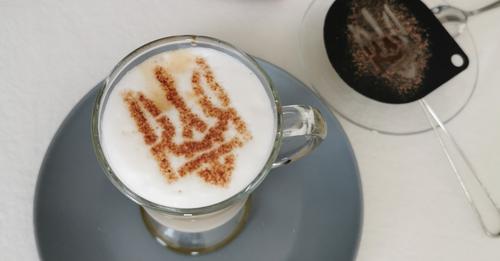 У Грузії туристці з росії видали каву у синьо-жовтому стаканчику з написом популярної фрази. Одній російській блогерці у грузинському кафе видали каву з “сюрпризом”