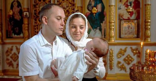Сім’я дружини переконала мене хрестити нашого малюка. Я погодився, бо не знав, чим мені це обернеться