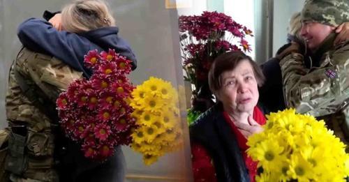Кадри, які довели до сліз всю Україну: Приkордонник повернувся в Херсон після 0kупації: 3ворушливі кадри зустрічі з рідними (відео)
