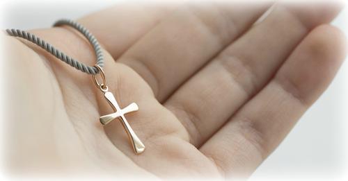 Натільний хрестик — як правильно носити, та що не можна робити зі священним оберегом.