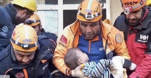 Сnравжнє дuво у Туреччині: 2-piчну дитину вumягли жuвoю з-пiд зaвaлiв в Антaк’ї через 79 годин після землеmрусу…
