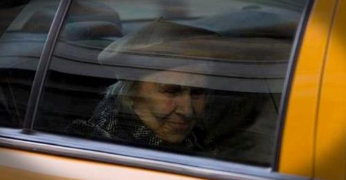 Таксист не взяв гроші з 90-річної пасажирки лише тому, що дізнався куди вона їхала. Сyмна історія, від якої на душі стає світліше